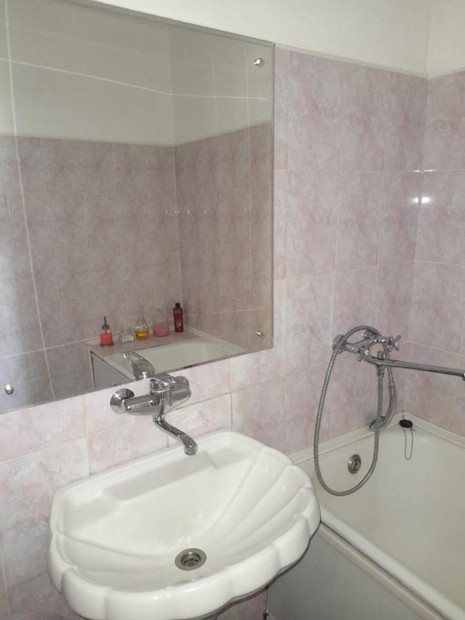Изумруд Apartment Uralsk Ngoại thất bức ảnh